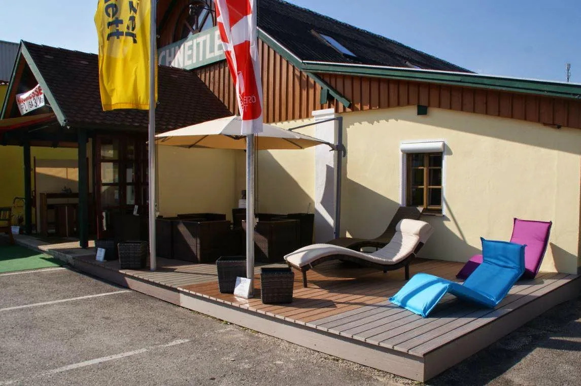 Stammhaus Grieskirchen mit Musterterrasse und Liegen vor dem Gebäude