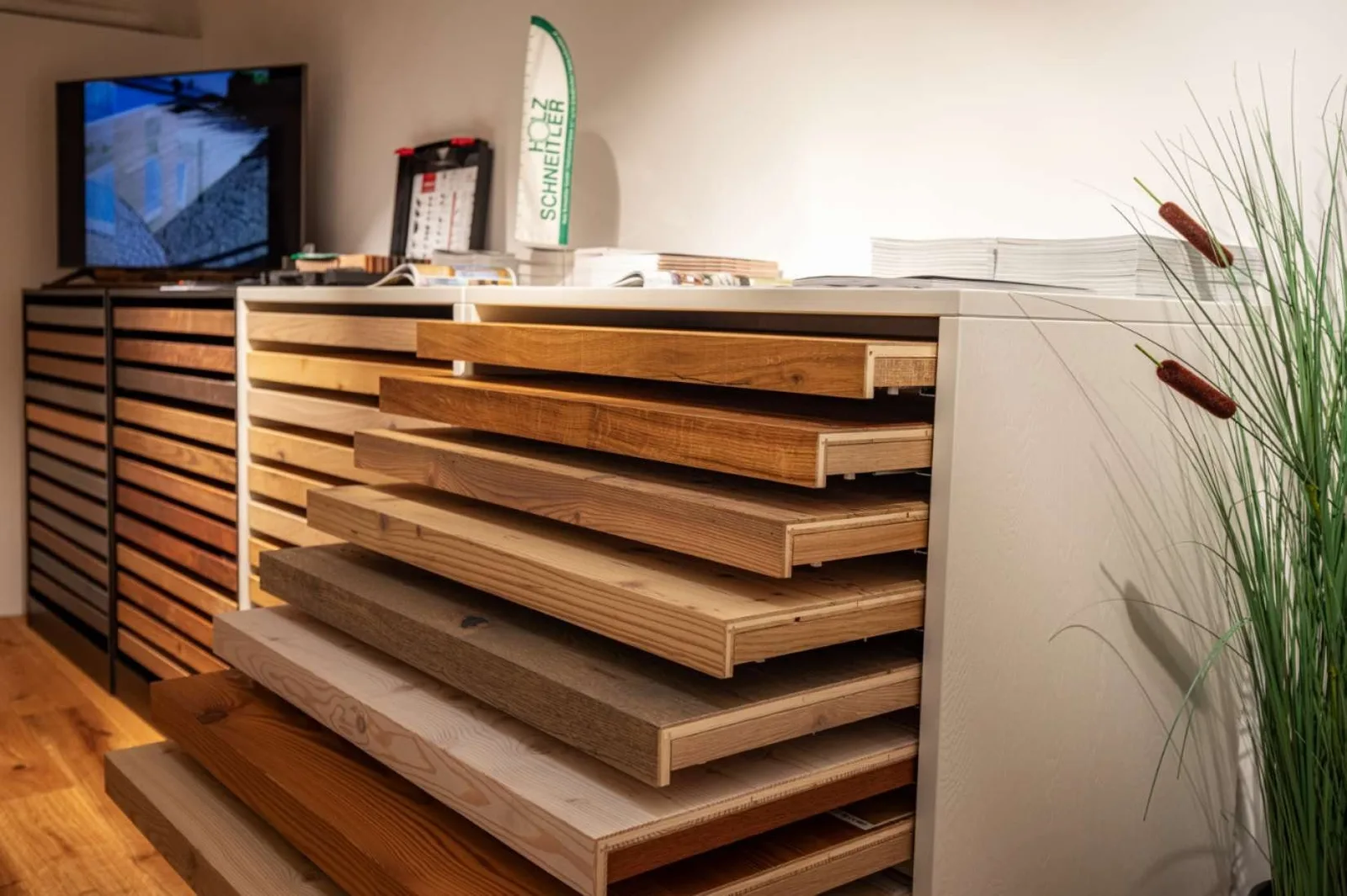 Musterlade mit ausziehbaren Holzböden im Showroom Wels