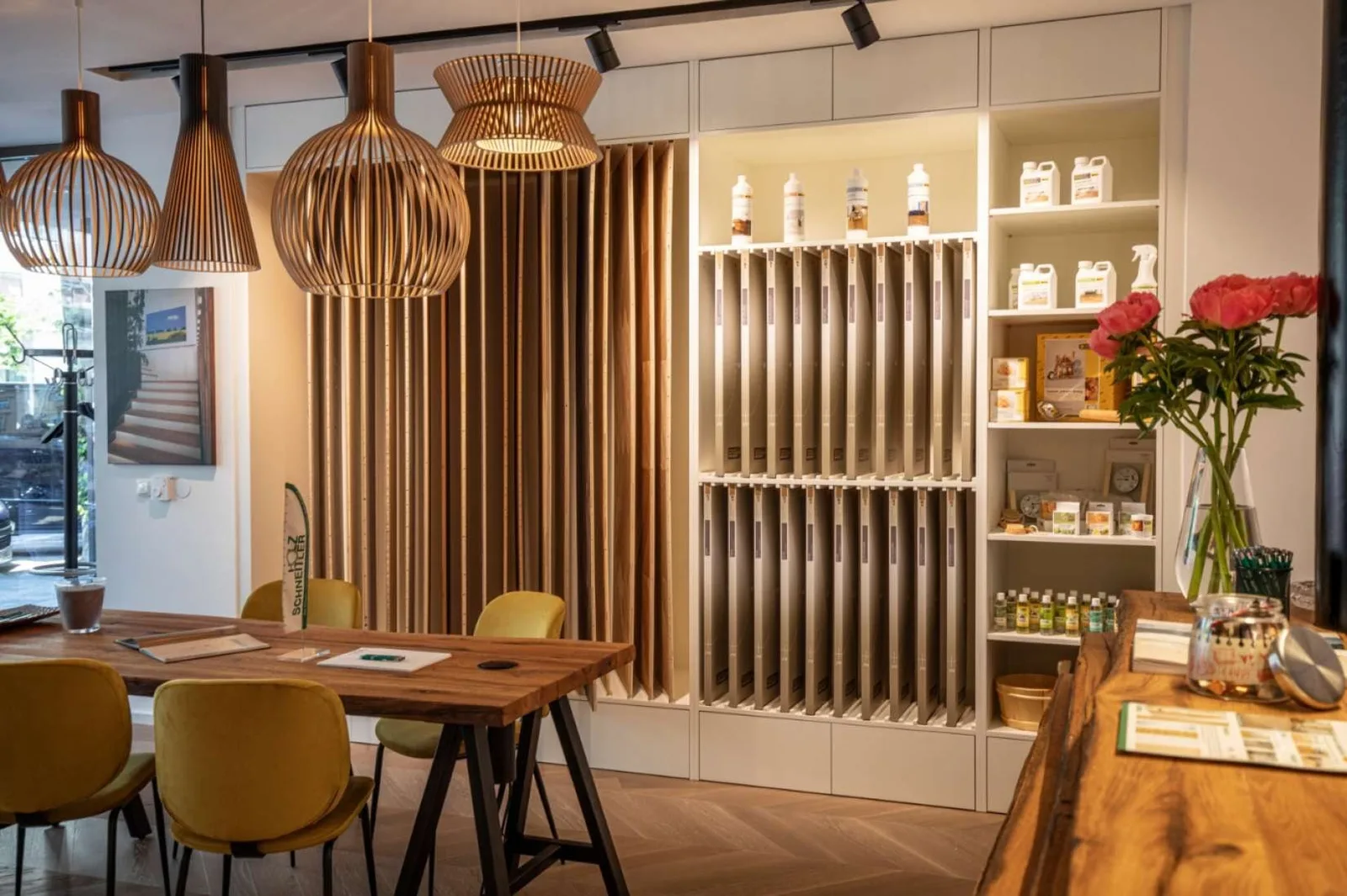 Showroom Wels mit Musterwand und Beratungstisch