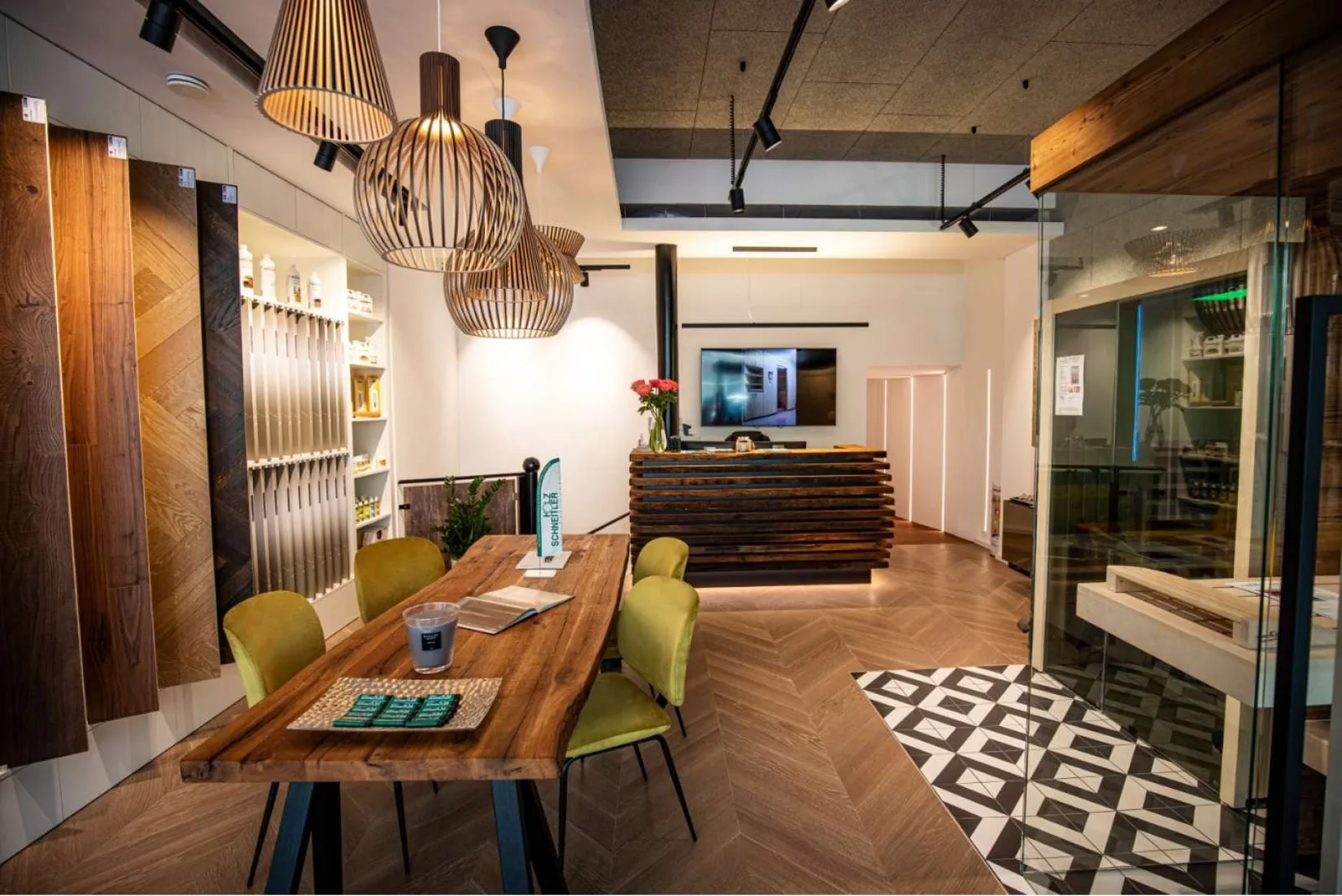 Showroom Wels, Raumansicht mit Musterwänden und Sauna