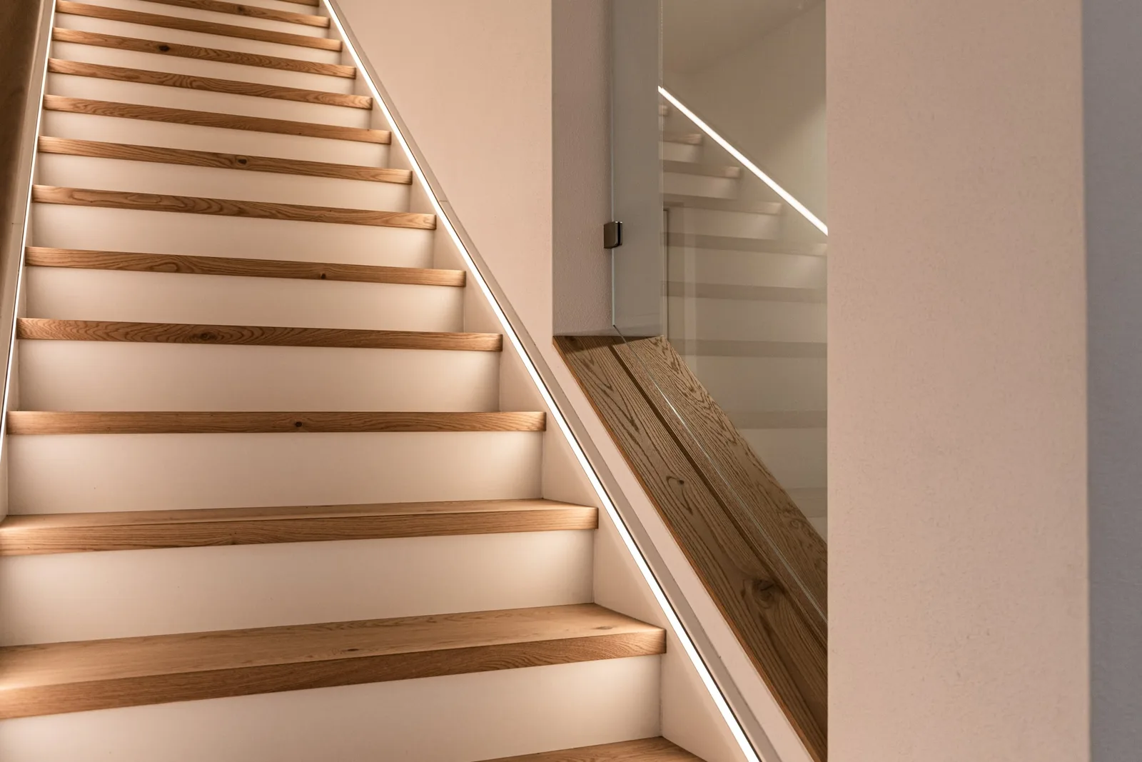 Stiege mit Holzstufen und Lichtleiste
