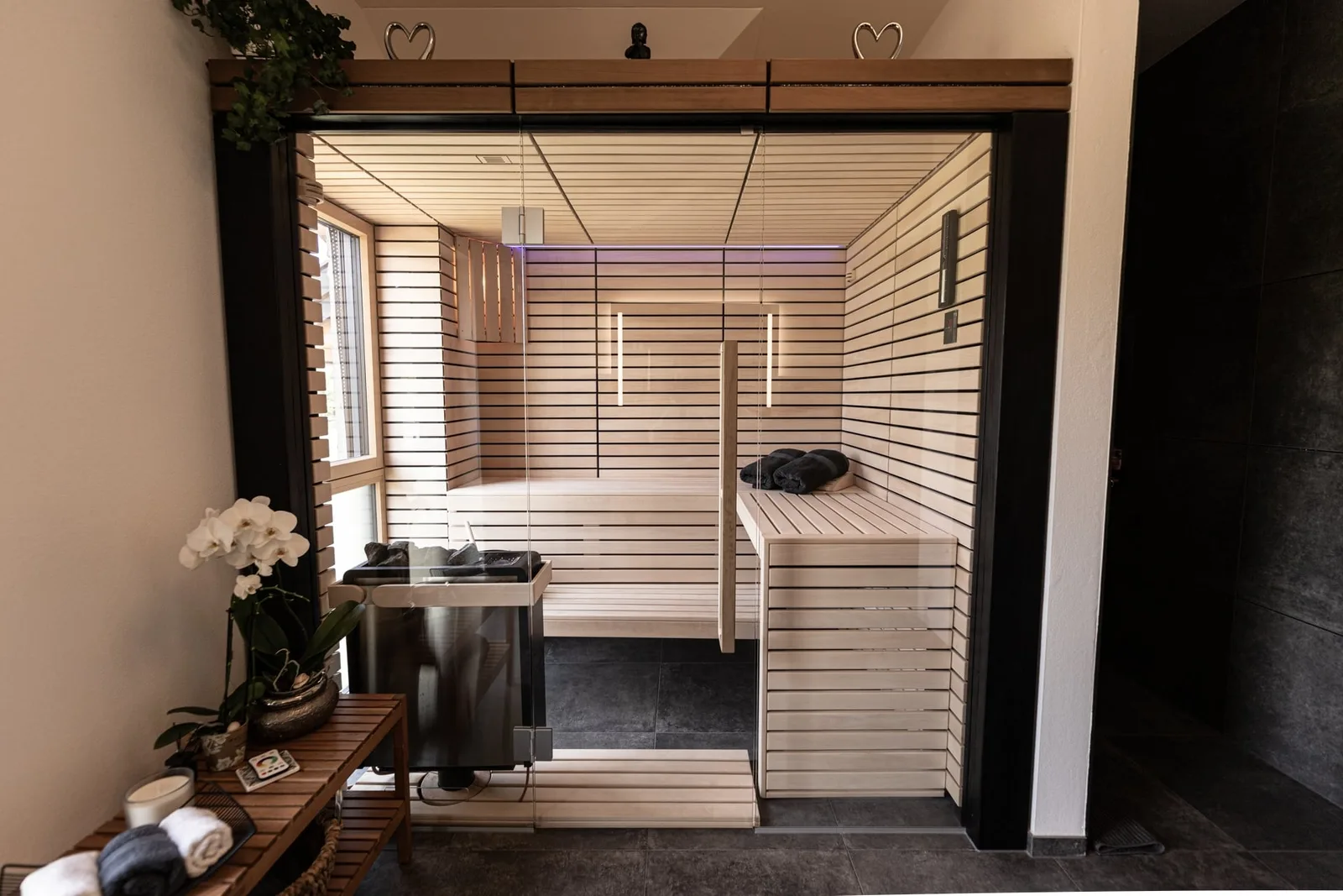 Glas-Sauna im Badezimmer, Frontansicht mit Orchidee
