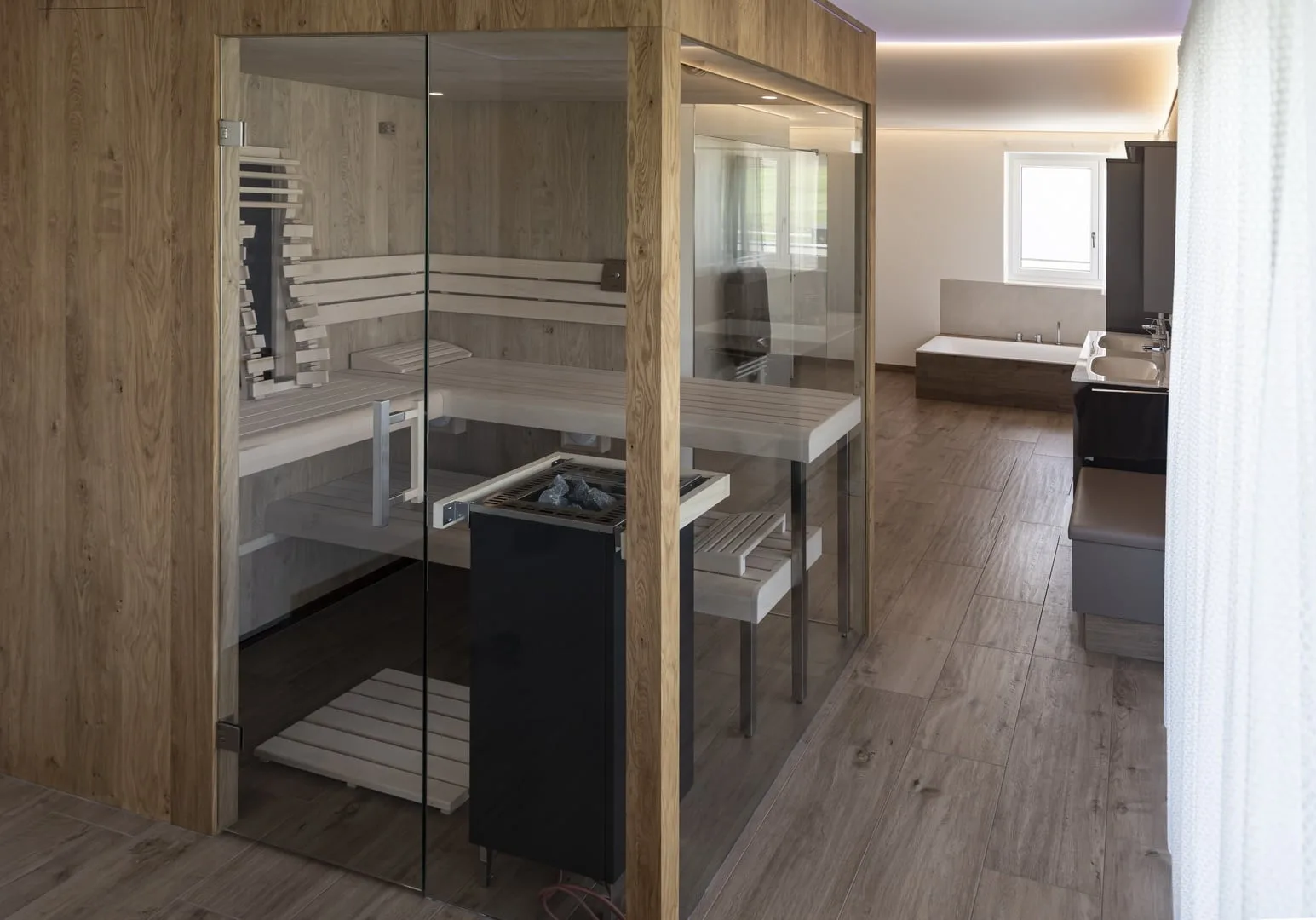 Glas-Sauna in einem hellen Badezimmer