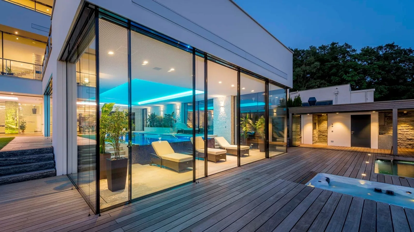 Holzterrasse an einer modernen Villa am Abend