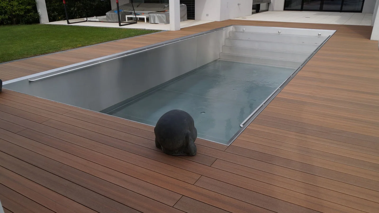 Terrasse aus Dielen rund um einen Edelstahlpool